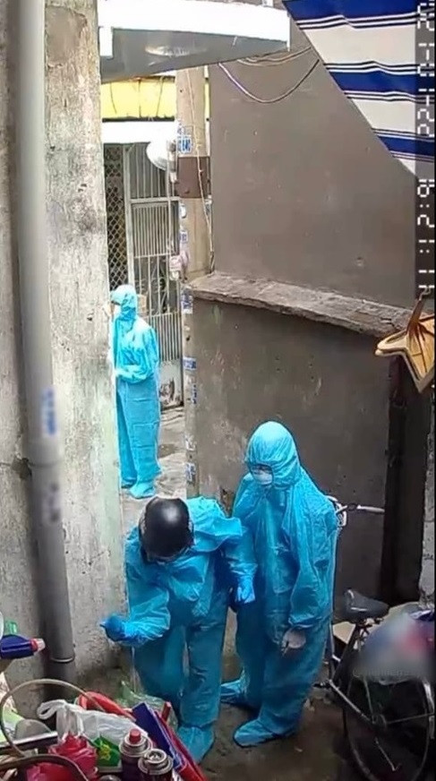 Mặc kệ con vật đang sủa không ngừng, hai người này liên tục cúi người, giơ tay lên, tỏ ý chọc ghẹo một cách thích thú. Gần cuối clip, khi nhiệm vụ khử khuẩn ở khu vực này đã xong, một người vẫn cố quay đầu lại để nhìn cún cưng lần nữa.