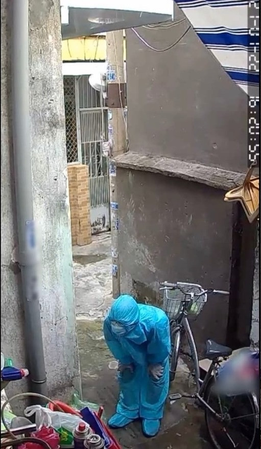 Trước đó, một nhóm các nhân viên mặc trang phục bảo hộ di chuyển vào con ngõ để tiến hành khử khuẩn. Có lẽ do nghe thấy tiếng chó sủa, hai anh chàng trong số đó liền rẽ vào ngách nhỏ bên cạnh, sau đó trêu đùa với chú cún đang bị nhốt trong chuồng.