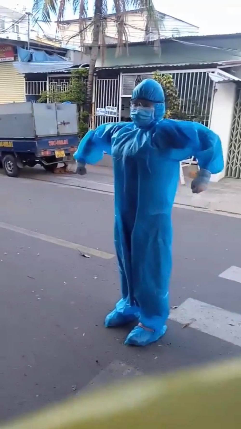 Trước màn "chọc chó" trên, có người còn lo rằng nếu chú cún mà được thả ra ngoài thì các bạn nhân viên y tế này sẽ bị đuổi chạy “té khói” cho mà xem.