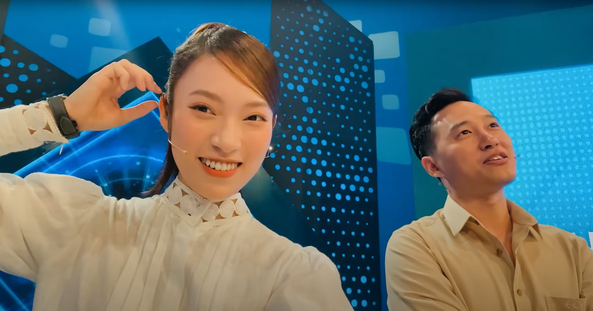 Cuối màn phỏng vấn, Khánh Vy cũng không quên chia sẻ những khoảnh khắc vui vẻ khi cùng bạn dân là MC Ngọc Huy selfie.