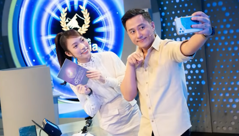 Cụ thể, trong phần phỏng vấn, MC Ngọc Huy hài hước trả lời: "Con bé nó nhí nhố lắm. Ở trường quay nó chạy khắp nơi này. Xong cười sằng sặc, sặc sụa. Còn gì nói xấu nữa nhỉ? Hỏi liên tục luôn...."