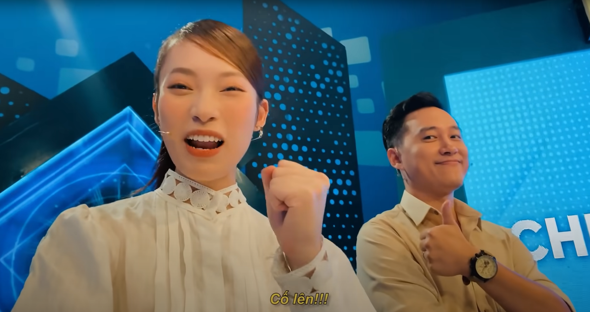 Thậm chí, cuối phần giao lưu của mình với Vlog của Khánh Vy, MC Ngọc Huy còn đưa ra nhận xét: "Làm việc với con bé này đầu nhiều khi hơi căng đấy..."