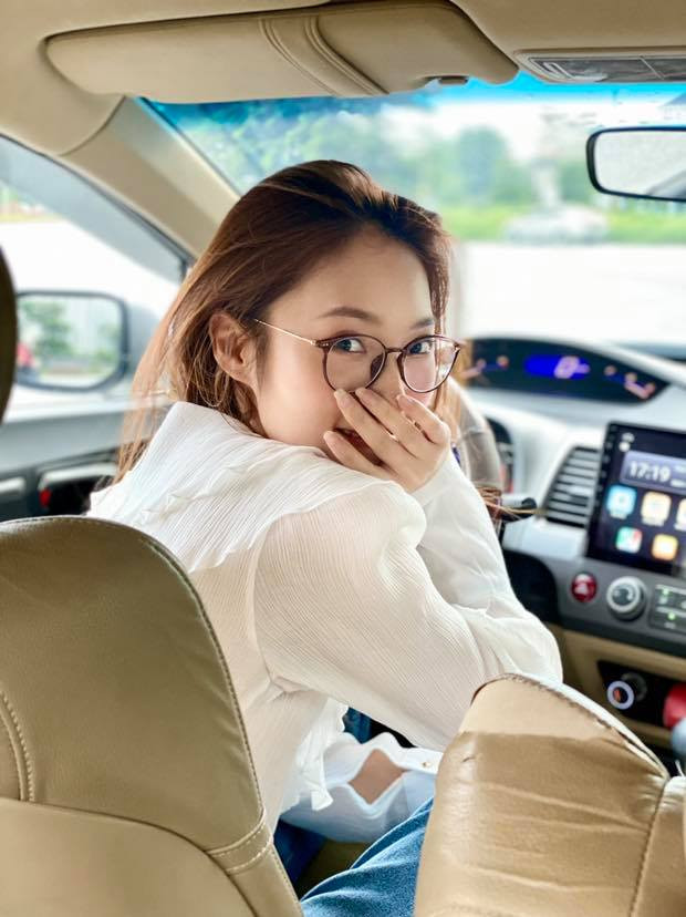 Mới đây, trong vlog của mình, Trần Khánh Vy đã chia sẻ cảm xúc khi xem chương trình Đường lên đỉnh Olympia do chính bản thân đảm nhận vai trò MC.