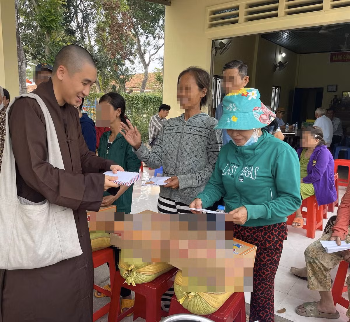 Tuy nhiên, gương mặt chàng Vlogger đình đám một thời thể hiện rõ sự an yên sau quyết định nương nhờ cửa Phật.