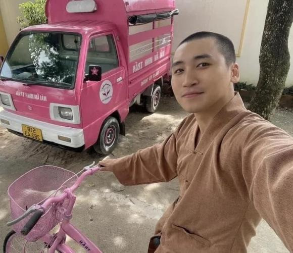 Huy Cung (tên thật là Cung Đức Huy, SN 1995) là một vlogger nổi tiếng trong giới trẻ.