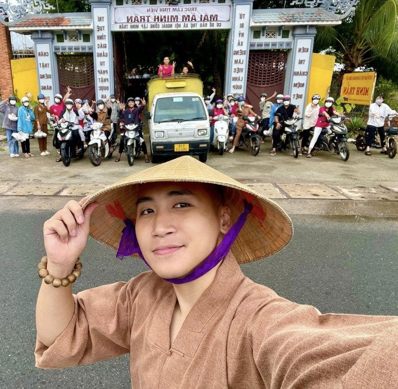 Năm 2019, Huy Cung bất ngờ tuyên bố giải nghệ. Anh tiết lộ: "Phải nhìn nhận thẳng vào sự thật là vào thời điểm này, Vlog trào phúng thực trạng xã hội đã thoái trào". Năm 2021, anh thông báo chia tay vợ dù cả hai đã có con trai đầu lòng. Chàng trai sinh năm 1995 sống kín tiếng và gần như "ở ẩn" trên mạng xã hội.