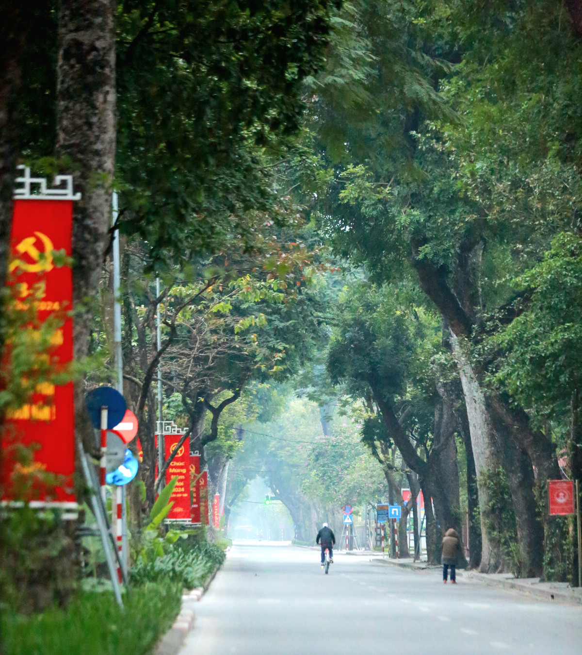 Đường Độc Lập chỉ lác đắc vài người đạp xe tập thể dục sớm.