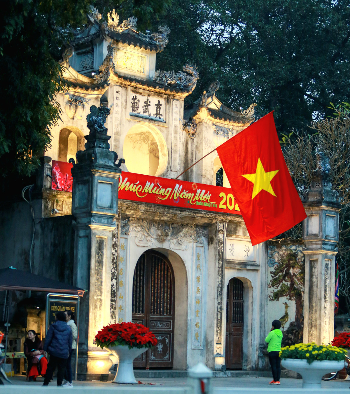 Trước cửa đền Quán Thánh.