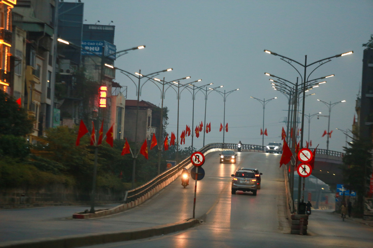 Cầu vượt phía đường Nghi Tàm nói với Yên Phụ dòng xe qua lại chỉ lác đác.