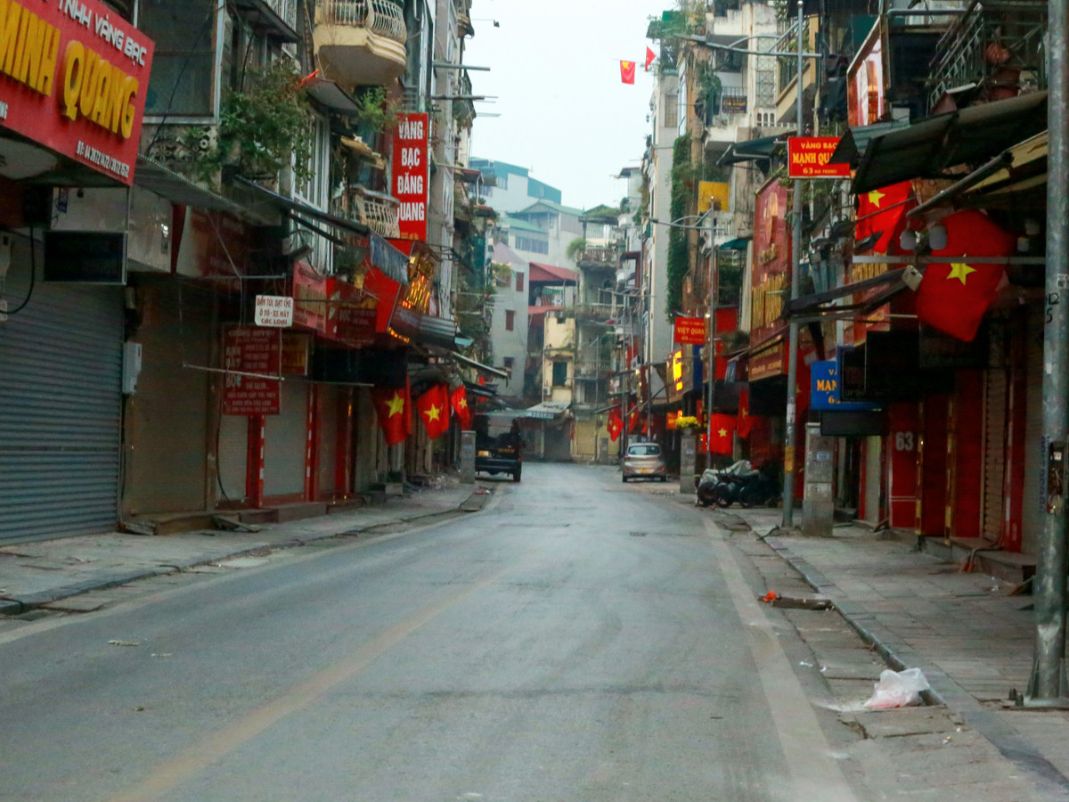 Phố Hà Trung ngày thường tấp nập với nhiều loại dịch vụ khác nhau nhưng nay thật bình yên.