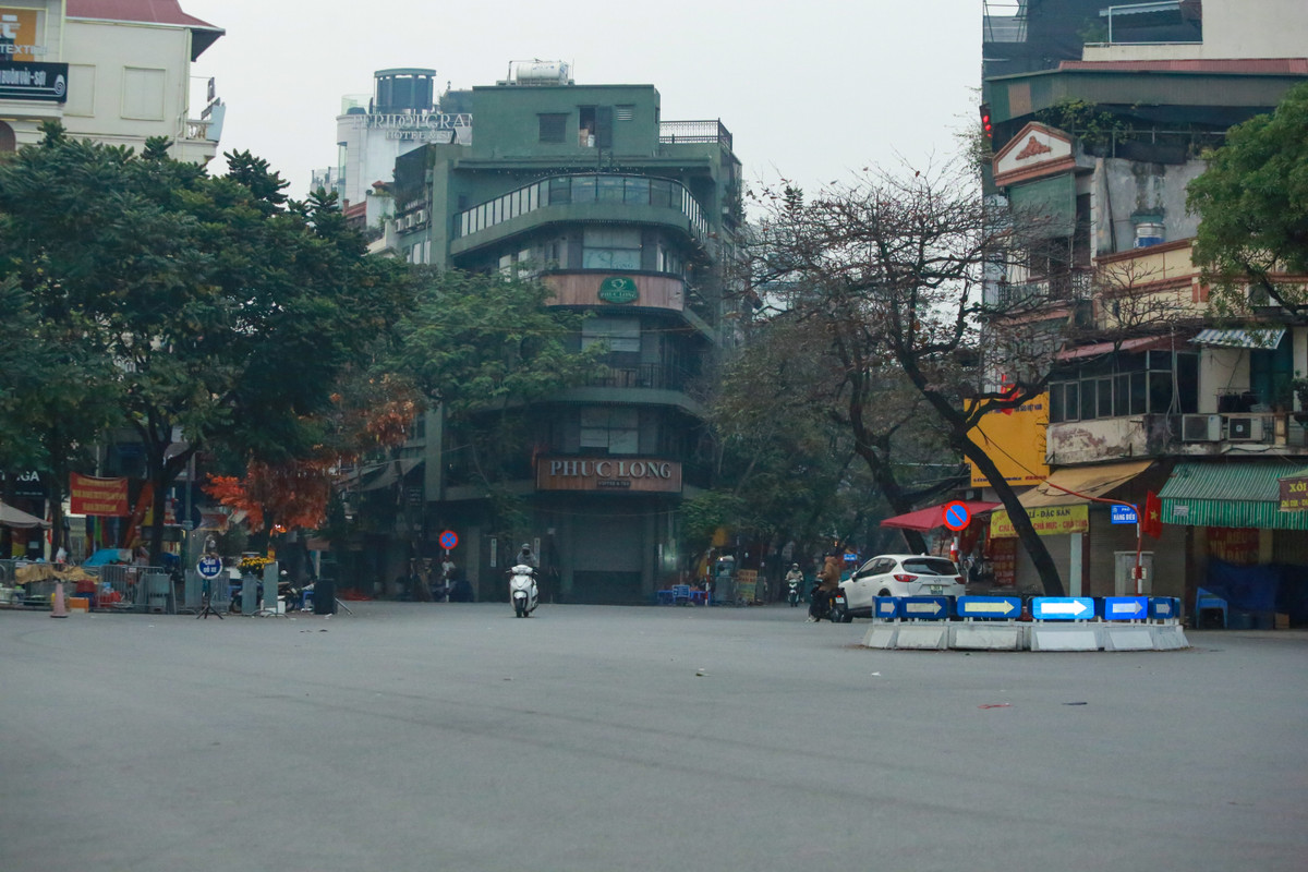 Hà Nội yên bình ngày đầu xuân năm mới khi không còn cảnh tắc đường, ùn ứ và tiếng còi xe, người dân đạp xe đạp du xuân.