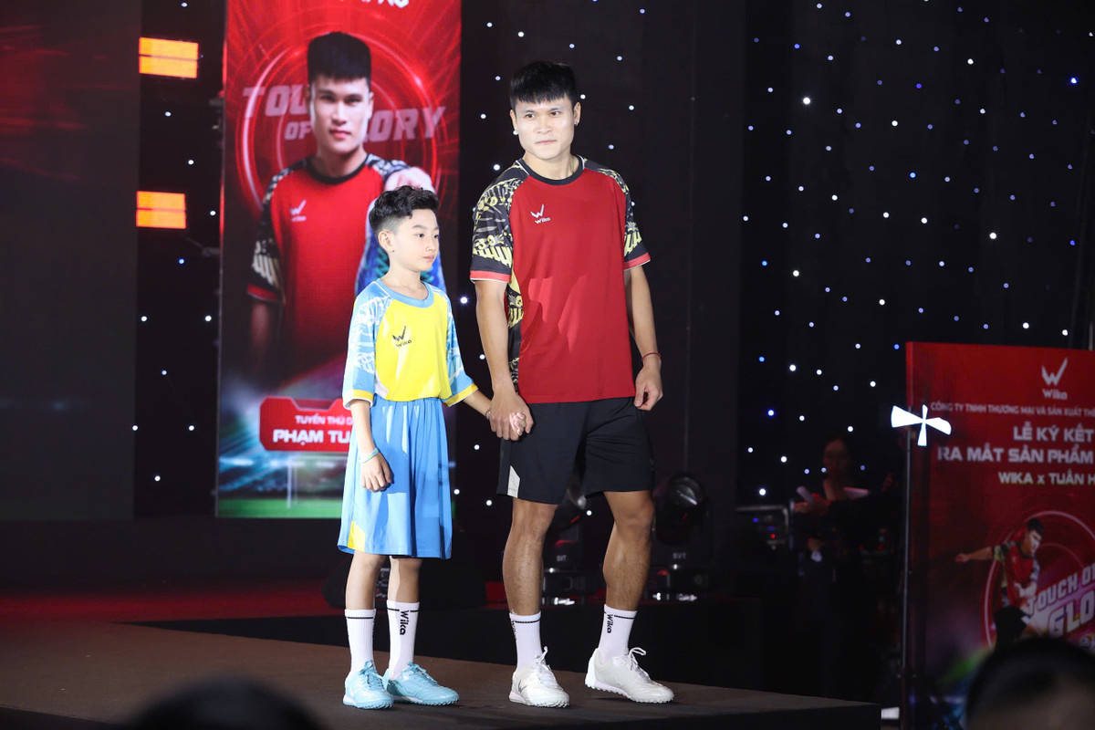 Cau thu dat gia nhat DT Viet Nam lan dau ra giay bong da-Hinh-2