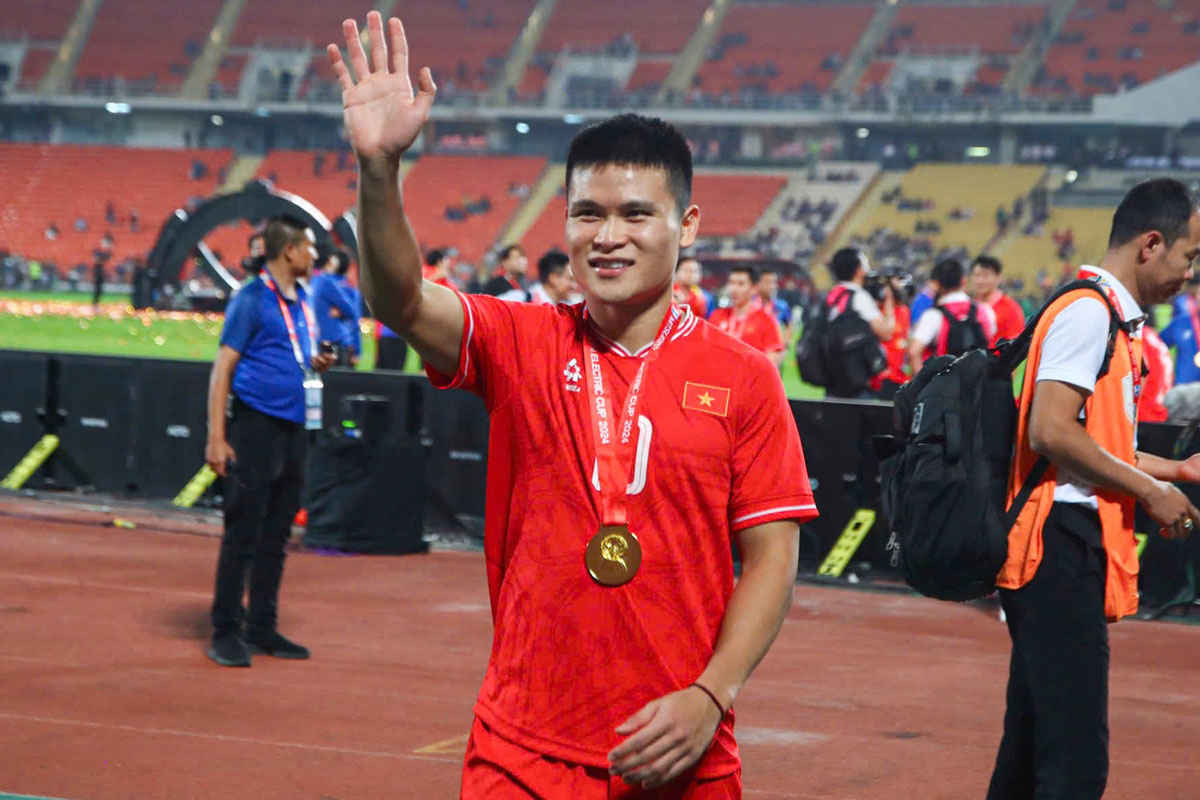 Cau thu dat gia nhat DT Viet Nam lan dau ra giay bong da