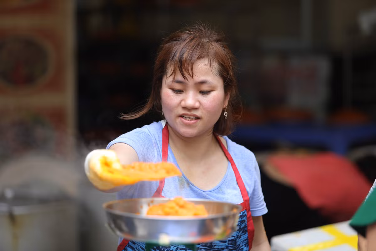 Xôi ở "chợ nhà giàu" được đóng khuôn sắc nét sẵn sàng lên mâm cúng của mọi nhà.