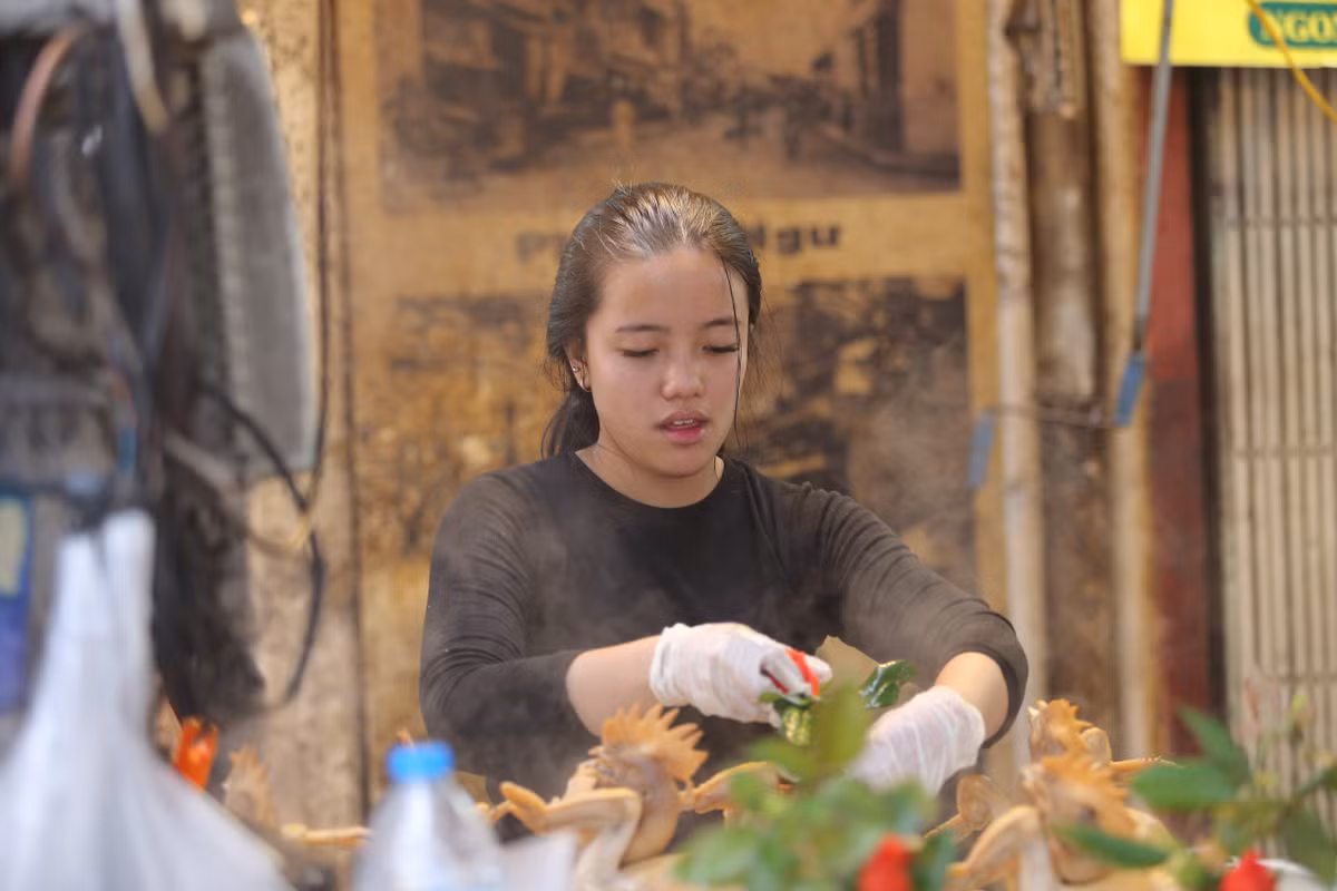 Tại góc phố Gia Ngư hàng chục năm nay có một số tiệm kinh doanh gà luộc, xôi gấc nổi tiếng khắp Hà Nội. Những ngày sát Tết, khách muốn mua phải đặt trước hoặc xếp hàng chờ từ 10 - 15 phút để mua.