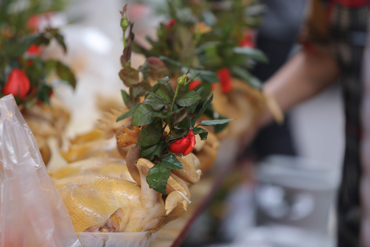 Đặc biệt vào những ngày cuối cùng của năm, "chợ nhà giàu" tấp nập người mua, kẻ bán với đủ các mặt hàng được làm sẵn như xôi, gà, nem, đồ xào....