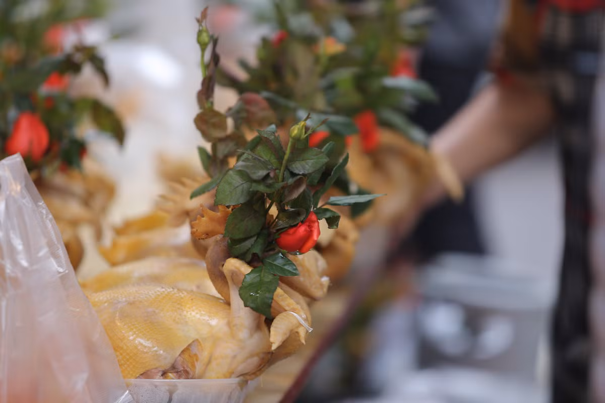 Đặc biệt vào những ngày cuối cùng của năm, "chợ nhà giàu" tấp nập người mua, kẻ bán với đủ các mặt hàng được làm sẵn như xôi, gà, nem, đồ xào....