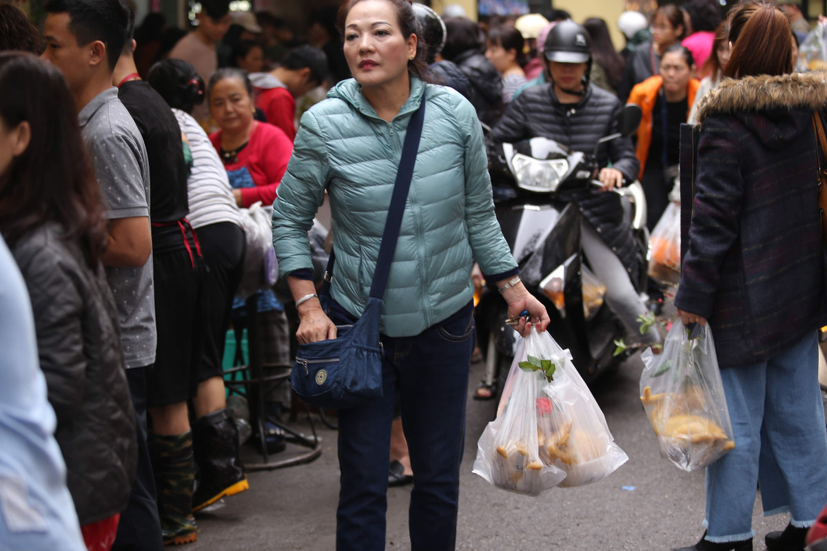 Ngay trong sáng 30 Tết, khu "chợ nhà giàu" đã tấp nập người mua sắm về chuẩn bị cho mâm cúng tất niên và giao thừa.