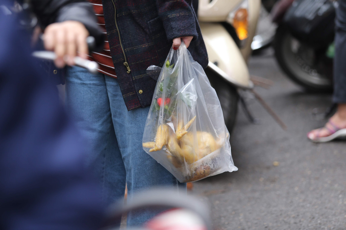 Mặt hàng gà luộc cánh tiên bán chạy nhất khu "chợ nhà giàu" phố cổ.