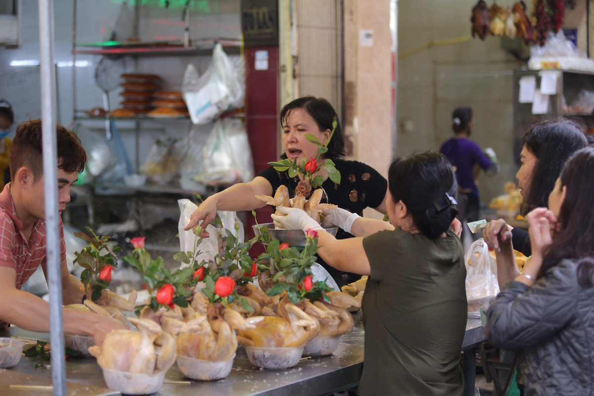 ... Giá cả năm nay các mặt hàng có vẻ cao hơn mọi năm nhưng được cái ở chợ Hàng Bè, cái gì cũng có. Nó thực sự quá tiện với những người bận bịu cuộc sống như gia đình tôi".