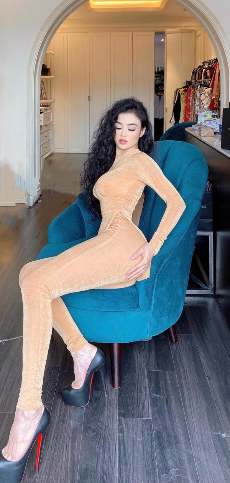 Trước khi trở về Việt Nam, Julia Hồ từng có nhiều năm sinh sống tại nước ngoài nên góc nhìn về thời trang của cô khá thoải mái.