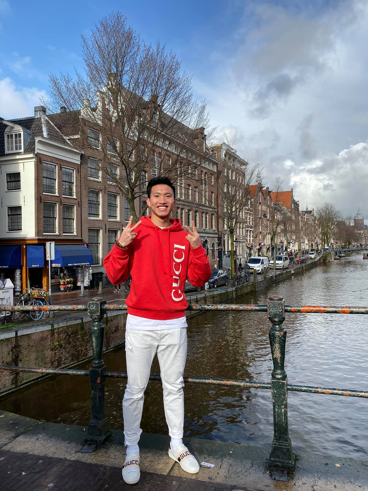 Mot minh giua troi Au mua Covid-19, Doan Van Hau khong co don