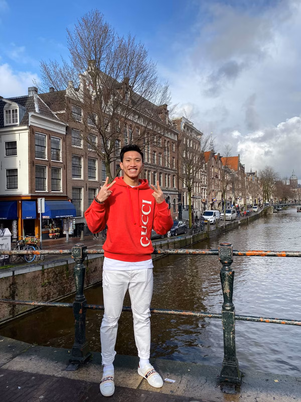 Mot minh giua troi Au mua Covid-19, Doan Van Hau khong co don