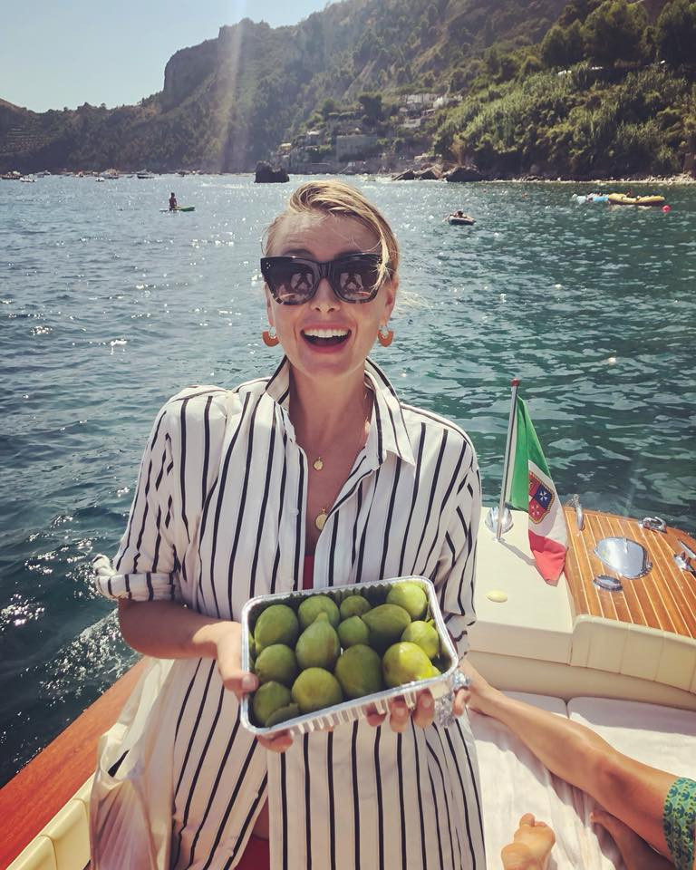 Cụ thể, Sharapova chia sẻ với tờ People: "Tôi hài lòng với những gì đang có. Tôi trân trọng mọi điều quần vợt đã dạy cho tôi và mang lại cho tôi. Nhưng hiện tại, tôi thích theo dõi nó hơn thay vì thi đấu",