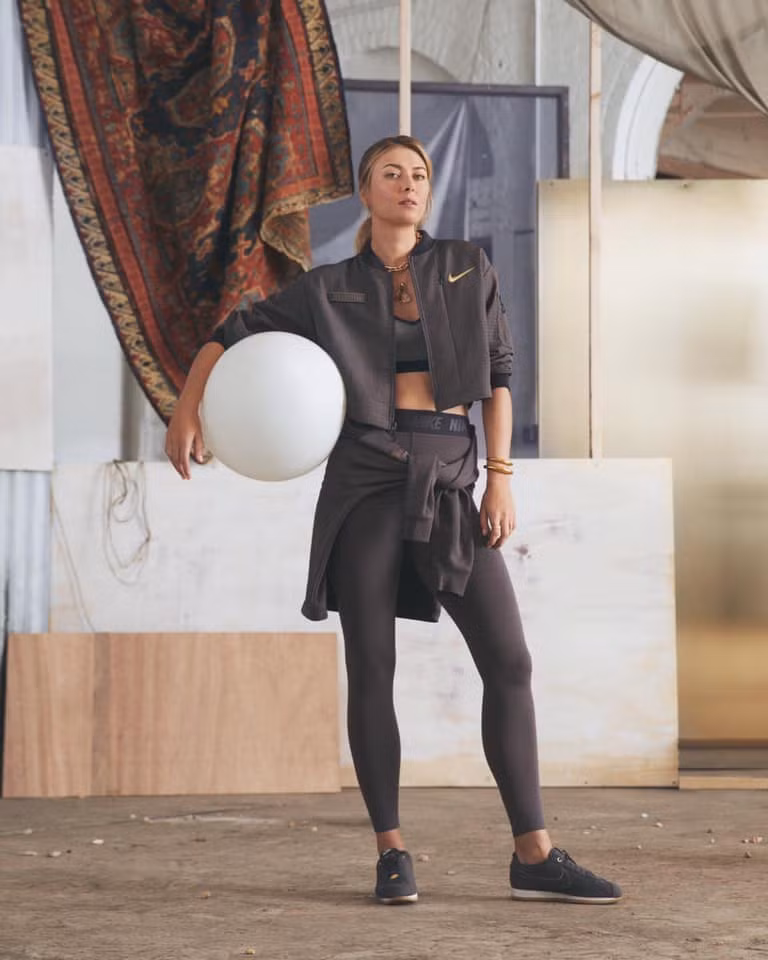 Truyền thông dành lời khen cho vẻ quý phái đến từ bà mẹ một con. Một số người hâm mộ cho rằng cô lão hóa ngược kể từ thời điểm gác vợt.