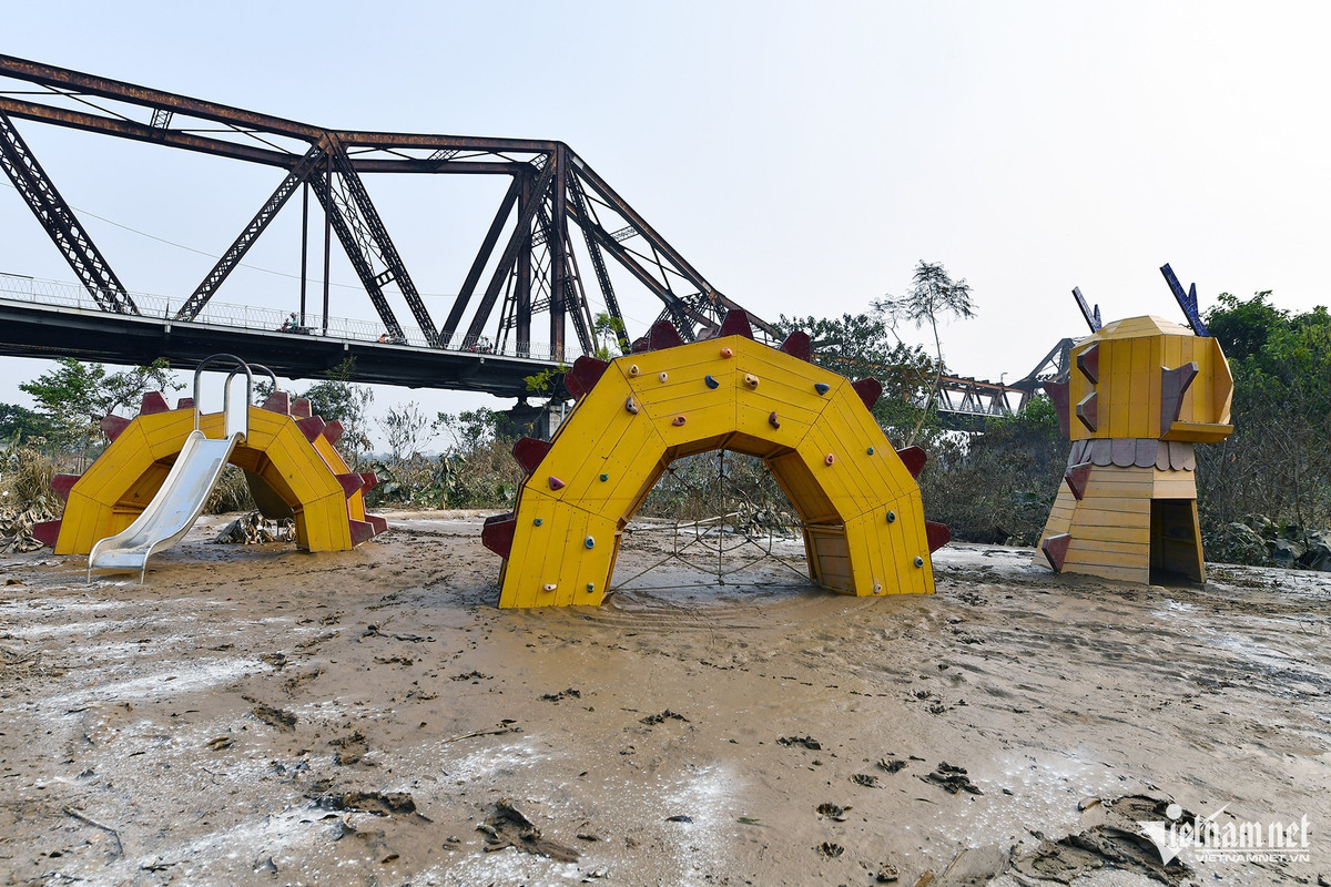 Sân chơi trẻ em ngay gần gầm cầu Long Biên vẫn đang bị bùn đất dày hàng chục centimet phủ trên mặt sàn.