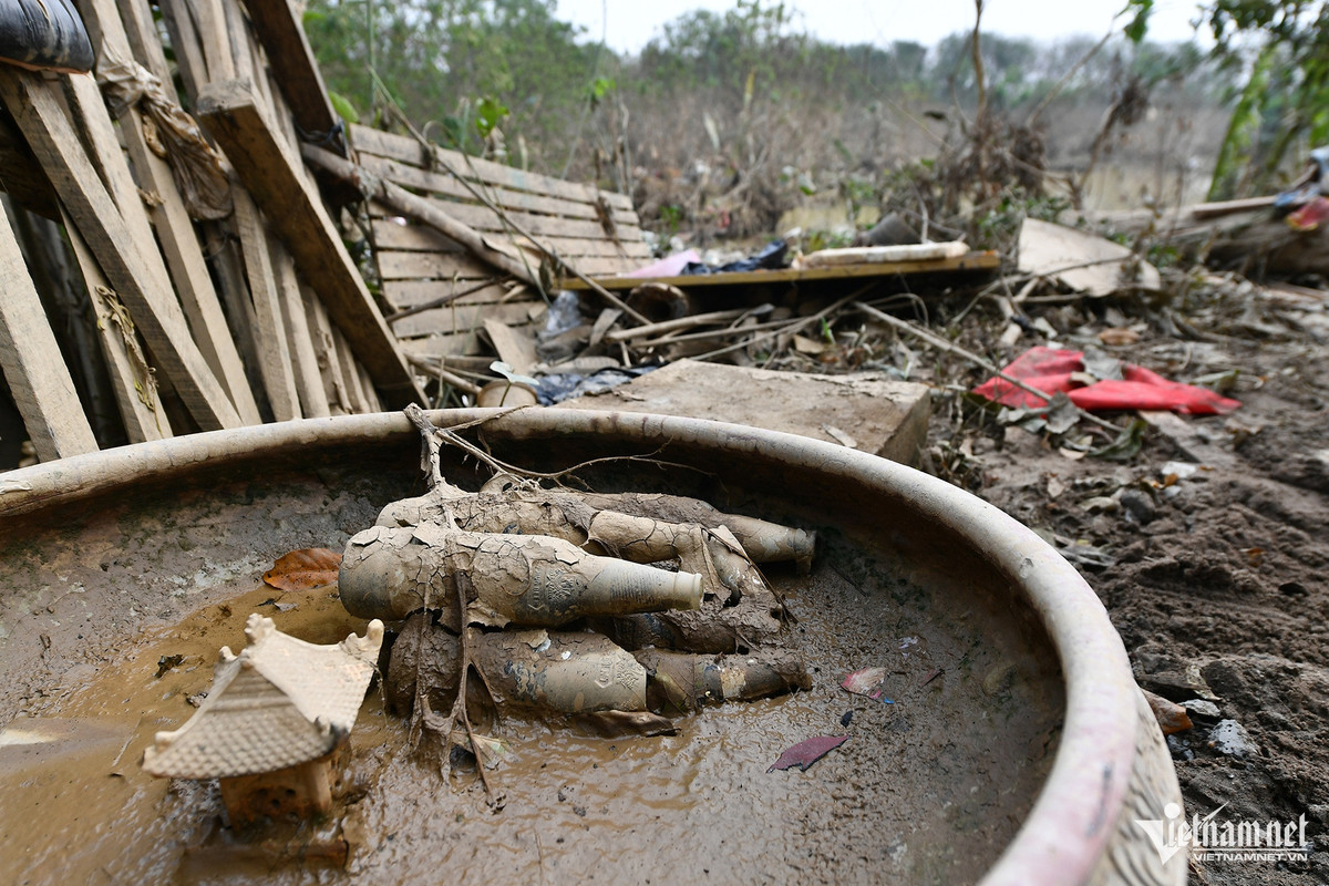Tại khu dân cư sát bờ sông thuộc phường Phúc Tân, dấu vết ngập lụt vẫn còn nguyên