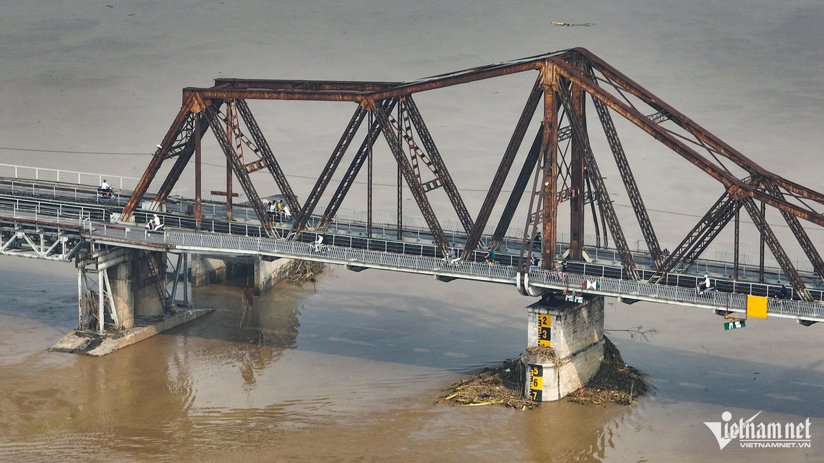 Tại các cột thủy chí, mực nước được ghi nhận ở mức 7 (con số đo khoảng cách từ đáy dầm cầu đến mặt nước, giúp tàu thuyền xác định mực nước cao hay thấp để đi qua), giảm đáng kể so với 3-4 ngày trước.