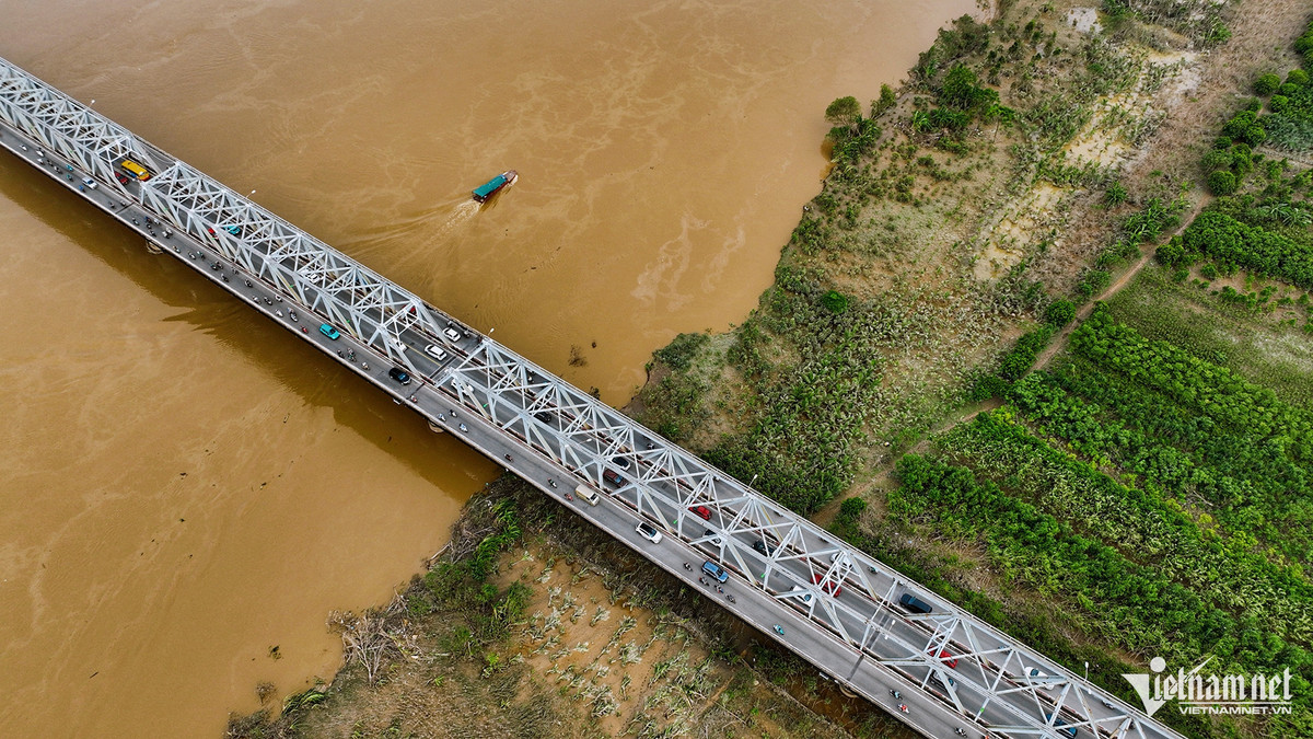 Khu vực gần bờ bên phía phường Phúc Tân, quận Hoàn Kiếm, dưới chân cầu Chương Dương có nhiều mảng màu xanh hơn, tuy nhiên cây cối bị ngã rạp cũng khá nhiều.