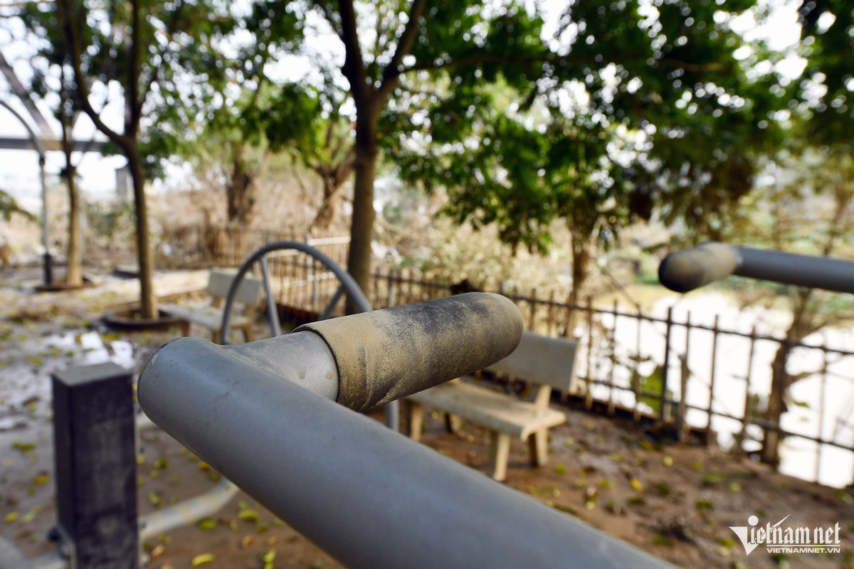 Một thiết bị tập thể dục còn bùn đất đọng ở tay nắm, cao hơn mặt đất 1,5m.