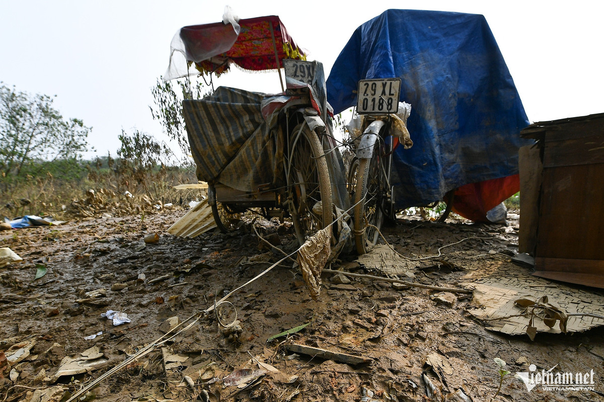 Rìa sông, khu vực bãi Phúc Tân là nơi tập trung nhiều dân lao động. Họ làm các nghề như đạp xích lô, xe ôm, cửu vạn, buôn bán nhỏ, nhặt phế liệu. Sáng 15/9, khu vực này vẫn còn nguyên khoảng chục dụng cụ "kiếm cơm kiếm gạo" của người dân. Chúng được cột chặt bằng dây, nước không thể cuốn đi.