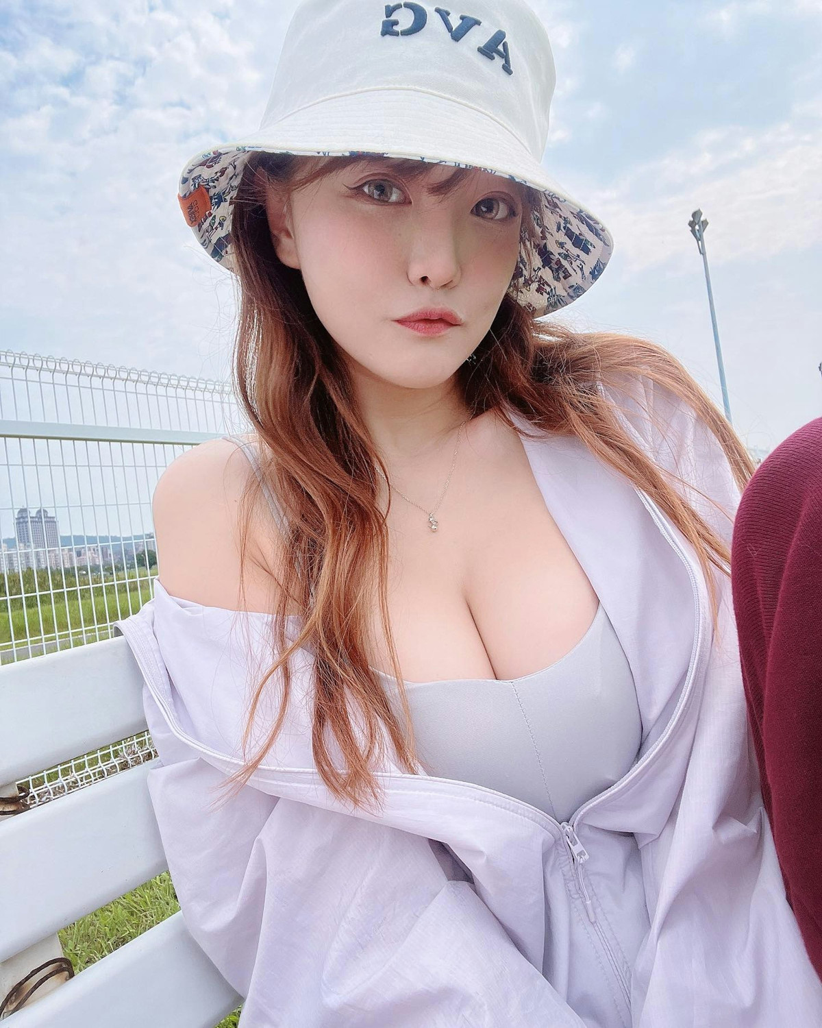 Sau khi sự việc bị phanh phui, dù bức ảnh mang tính nghệ thuật và nhiếp ảnh gia cũng không phải chịu hệ quả gì, thế nhưng DenKa lại là người chịu thiệt thòi nhiều nhất.