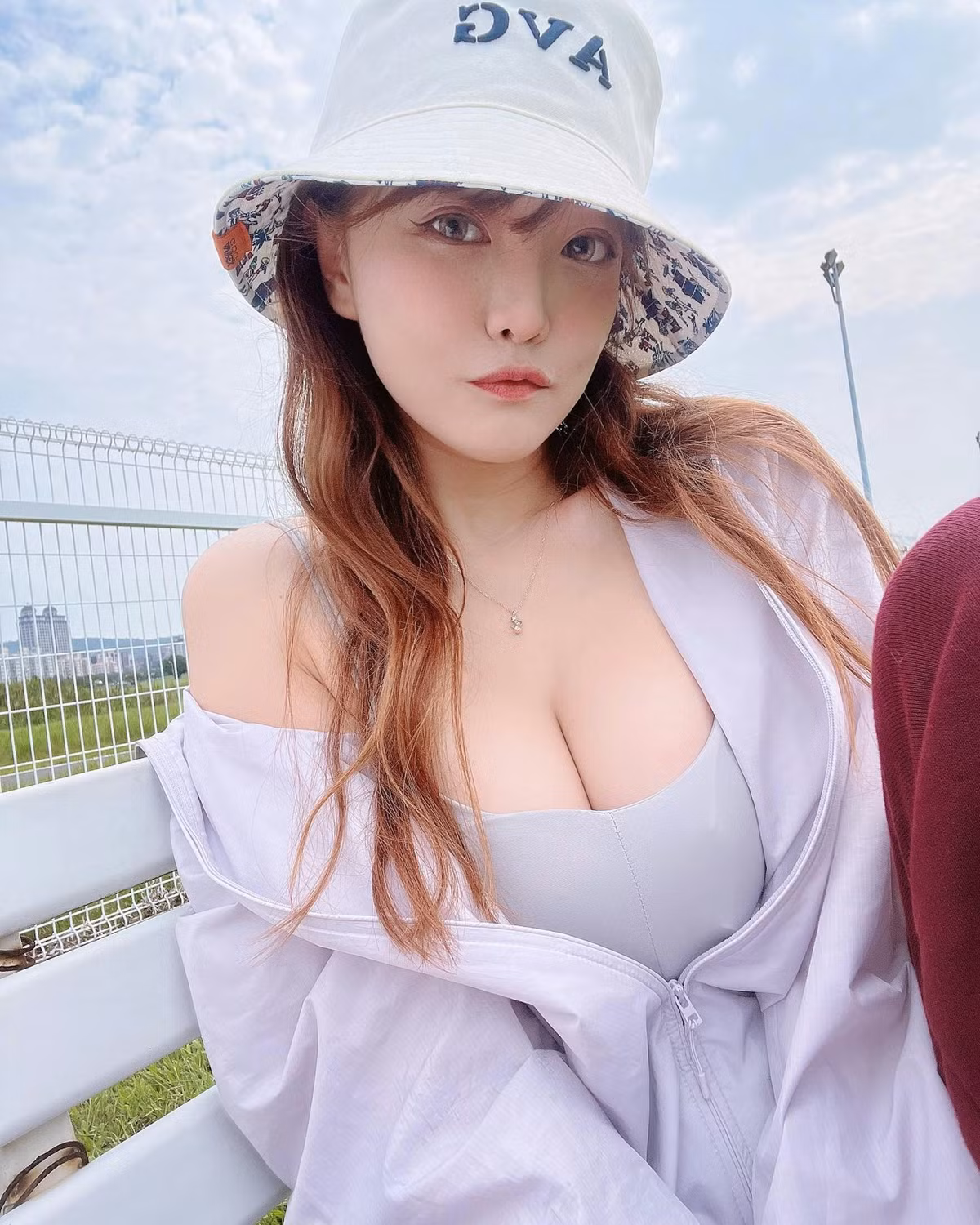 Sau khi sự việc bị phanh phui, dù bức ảnh mang tính nghệ thuật và nhiếp ảnh gia cũng không phải chịu hệ quả gì, thế nhưng DenKa lại là người chịu thiệt thòi nhiều nhất.