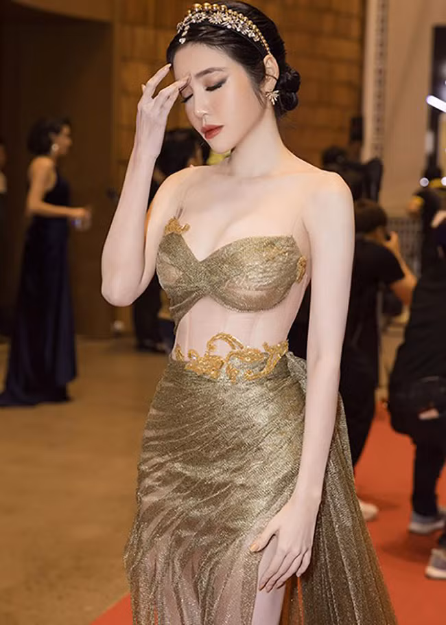 Ngoài nhấn vào vòng eo con kiến hay vòng 3 đầy đặn thì những thiết kế Elly Trần diện thường có nhấn nhá ở phần ngực.