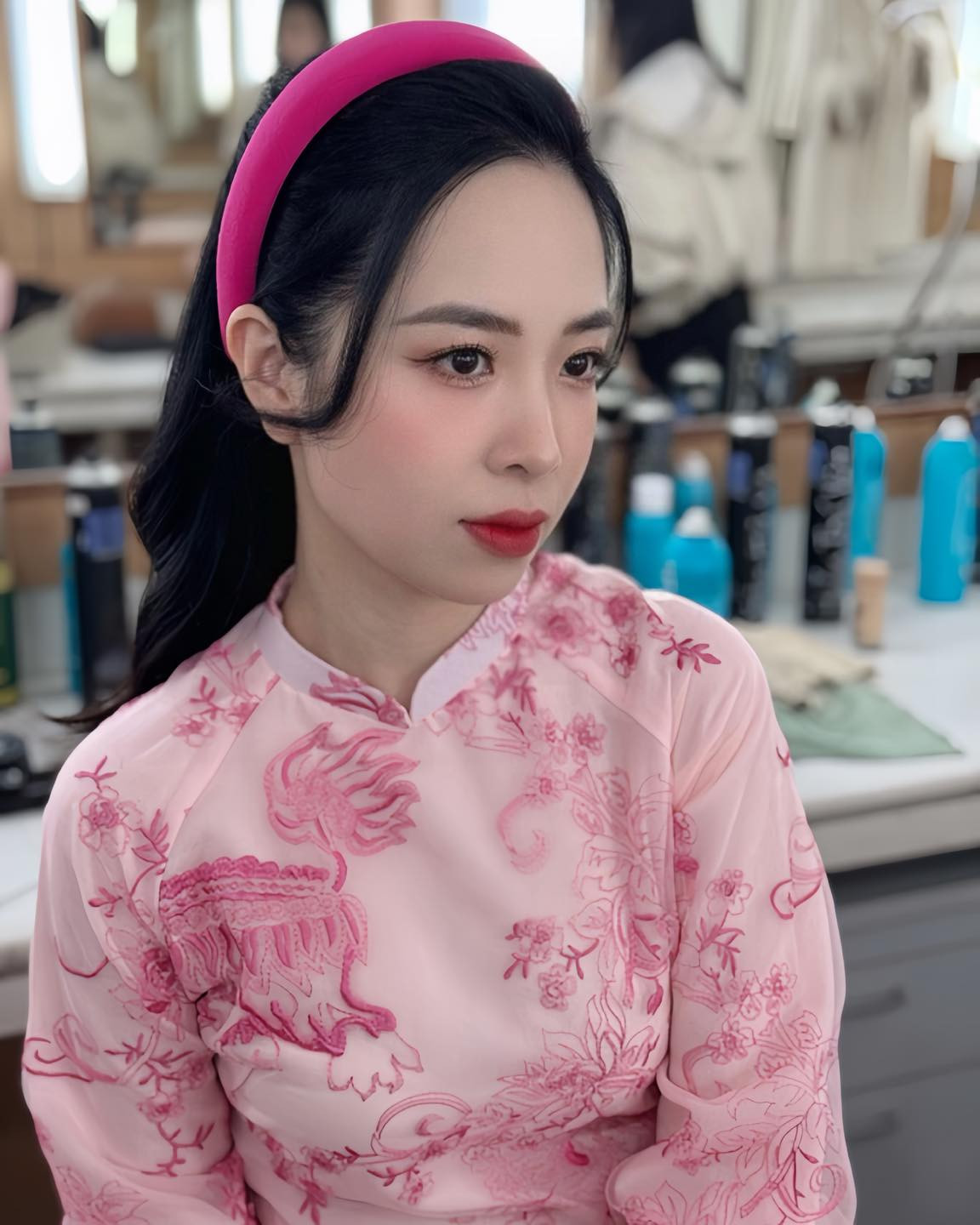 Nhung Anh tên thật là Nguyễn Hồng Nhung, nữ BTV 9X đã có 10 năm kinh nghiệm làm việc tại VTV.