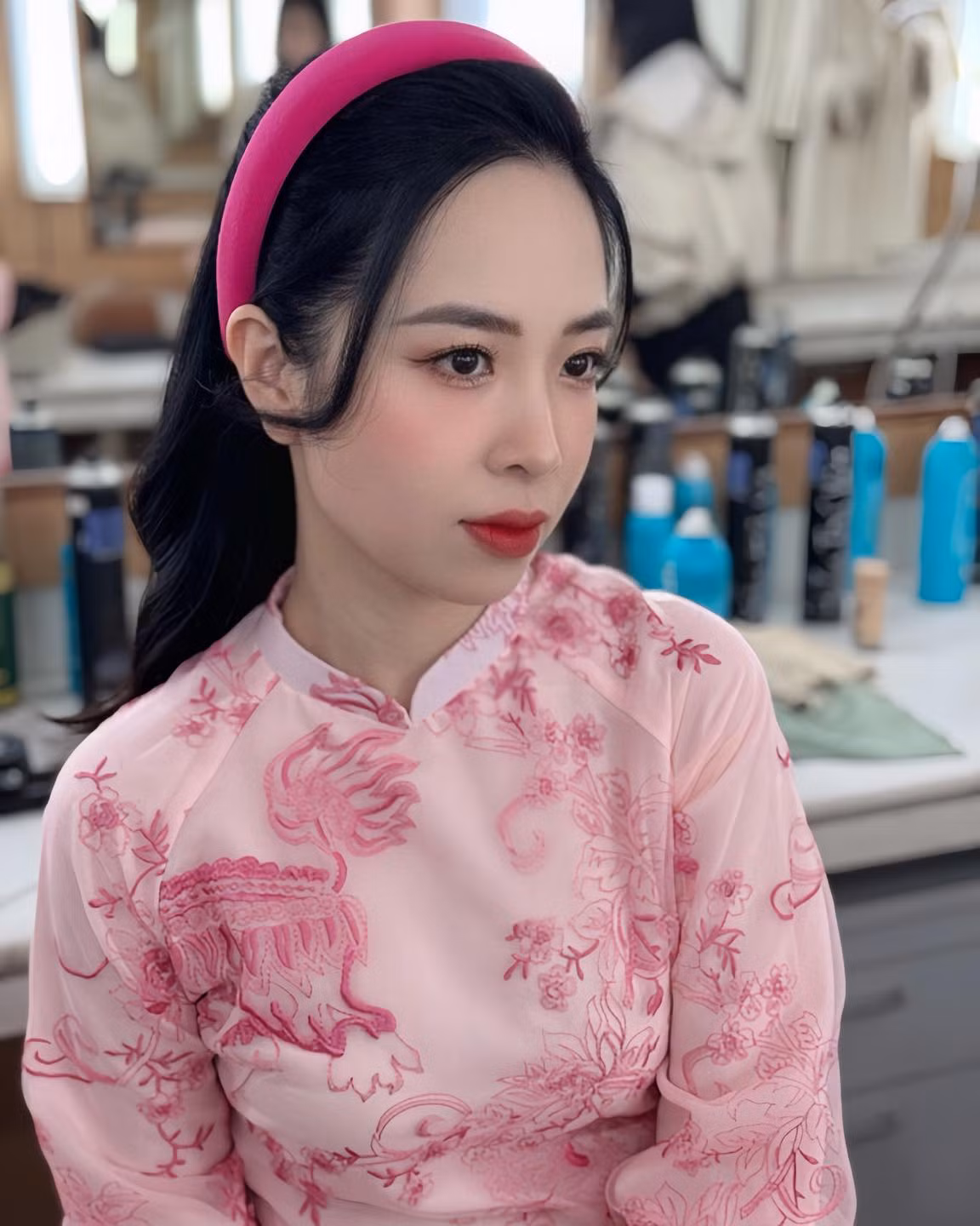 Nhung Anh tên thật là Nguyễn Hồng Nhung, nữ BTV 9X đã có 10 năm kinh nghiệm làm việc tại VTV.