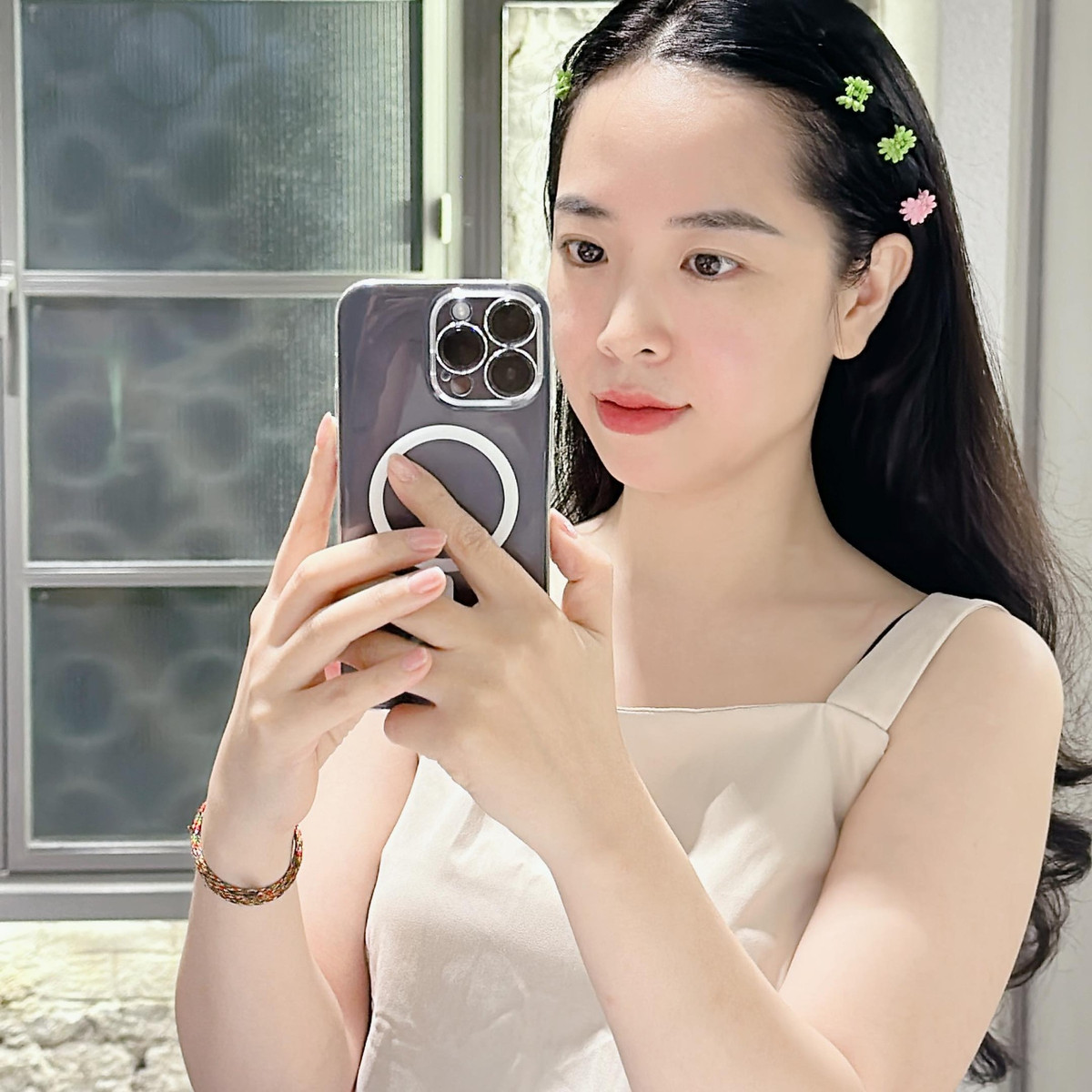 Nhung Anh thường xuyên dẫn các bản tin của ban thể thao VTV, cô nàng cũng từng "chinh chiến" tại nhiều giải đấu mà thể thao Việt Nam tham dự như AFF Cup, SEA Games... Việc đi tác nghiệp thực tế cũng giúp cô có kiến thức thực tiễn, tự tin khi bình luận hay dẫn chương trình.