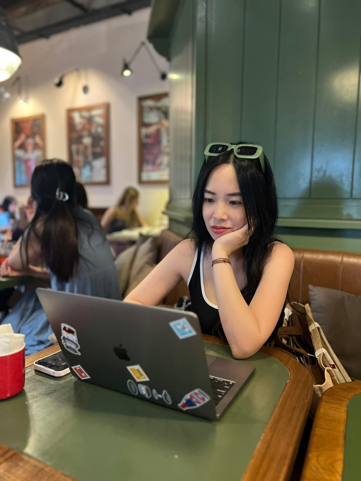 Với kinh nghiệm 10 năm làm việc trong lĩnh vực thể thao giúp nữ BTV có nền tảng kiến thức rộng, dù phải "chung mâm" với toàn các MC, BLV và khách mời lão làng cũng không bị lép vế.