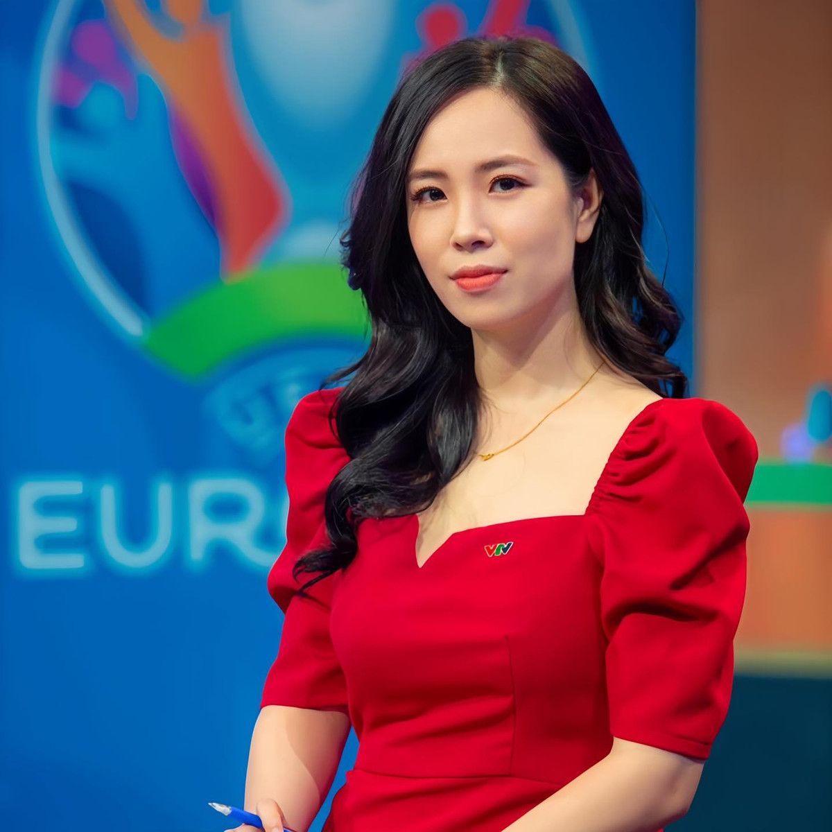 Không cần phải tạo sức nóng bằng dàn khách mời gợi cảm sự duyên dáng, khéo léo cùng kiến thức thể thao sâu rộng của nữ MC thể thao nhà đài đã khiến dân mạng phải chú ý.