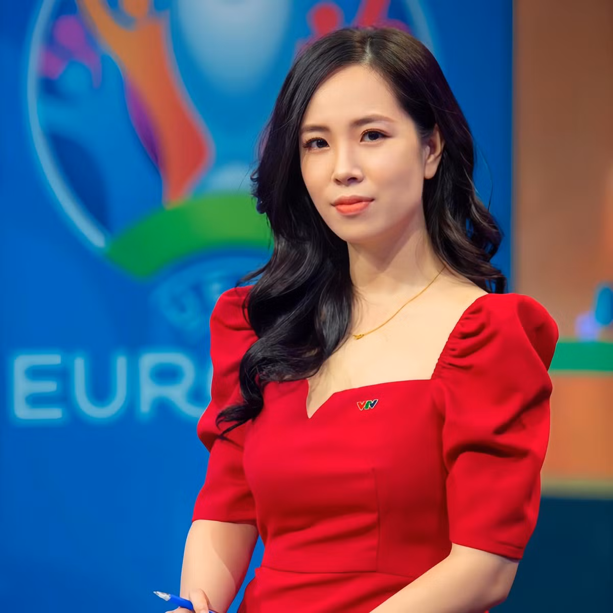 Không cần phải tạo sức nóng bằng dàn khách mời gợi cảm sự duyên dáng, khéo léo cùng kiến thức thể thao sâu rộng của nữ MC thể thao nhà đài đã khiến dân mạng phải chú ý.