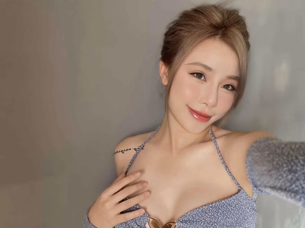 Trong quá khứ, nữ MC Esports xinh đẹp này từng có một mối tình đẹp kép dài 3 năm với nam DJ nổi tiếng. Sau đó, gái xinh sinh năm 1998 lựa chọn độc thân trong thời gian dài.