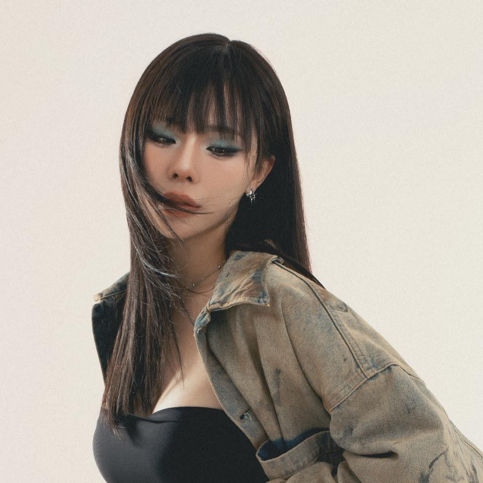 "Ai cũng có có sự lựa chọn của mình, mình cũng không phán xét sự lựa chọn của người khác. Nhưng mình luôn chọn làm chính thất, tiền tài, niềm vui của người khác mang lại không làm mình phải mờ mắt để vấy bẩn đạo đức của mình. Vì tiền mình tự kiếm được, gia đình, bạn bè, đồng nghiệp đều là những người tử tế, mình đã sẵn tự vui với cuộc sống của mình rồi...