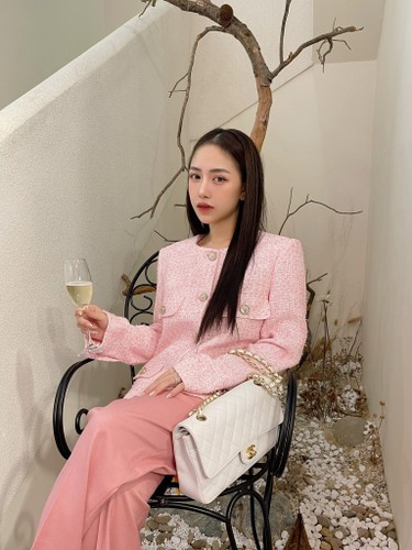 Ở lần lên sóng này, Joyce Phạm cũng phủ nhận tin đồn chuyện mang thai lần 3 bởi ở đám cưới vừa qua, cô để lộ vòng 2 kém thon khi diện chiếc đầm bó sát.