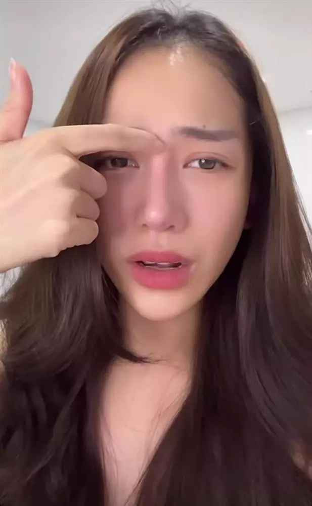 Không gian hôn lễ được bày trí lãng mạn, tràn ngập hoa tươi. Nhưng gây chú ý hơn cả chính là khuôn mặt của nàng rich kid sau thẩm mỹ, khi bị quay lén bởi team qua đường.