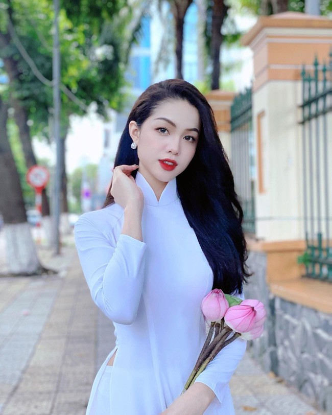 Hot girl phố núi còn được biết đến với biệt danh khác: "Cô giáo Tiếng Anh gợi cảm". Ở tuổi 24, Thiện Mỹ gây ấn tượng bởi dung nhan xinh đẹp, gương mặt thanh tú.