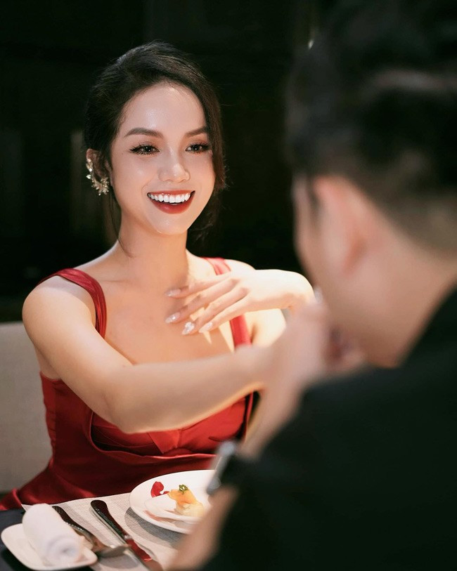 Cuối tháng 9/2023, Thiện Mỹ gây bất ngờ khi chia sẻ loạt ảnh "theo chồng về dinh". Lễ đính hôn của cô nàng được tổ chức rình rang nơi quê nhà. Tuy nhiên, cô hiếm khi chia sẻ những thông tin liên quan đến chú rể.